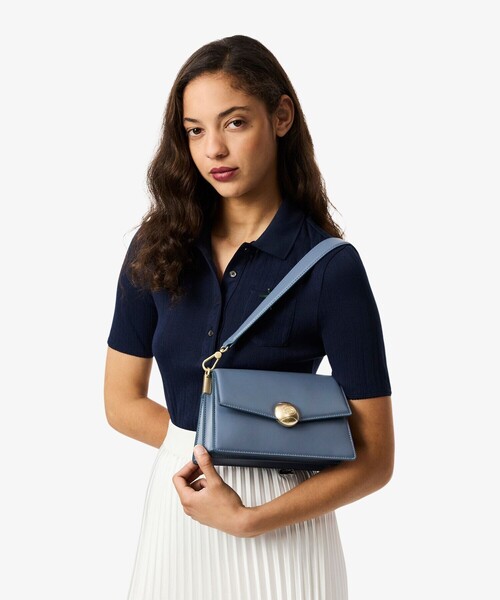 LACOSTE（ラコステ）の「テニスブリス レザーミディアムショルダーバッグ ダブルストラップ 2WAY（ハンドバッグ・レディース・ブラック/ダークグリーン/ブルー/バーガンディー/ベージュ/オレンジ・FREE）」の4枚目の写真