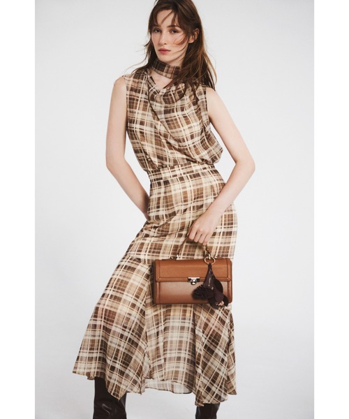 FRAY I.D（フレイアイディー）の「ドレープネックノースリーブブラウス（シャツ/ブラウス・レディース・ベージュ/ネイビー/ブラック・F）」の19枚目の写真