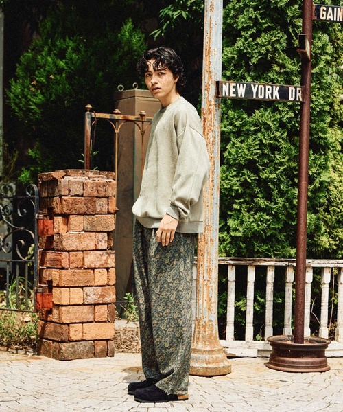 niko and...（ニコアンド）の「フェイクスウェードステッチプルオーバー（スウェット・メンズ・チャコール/オレンジ/スモーク/グリーン・MEDIUM/LARGE）」の6枚目の写真