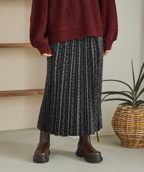 niko and...(ニコアンド)の「スウェードプリーツスカート(スカート・レディース・モカ/ベージュ/スモーク/チャコール・MEDIUM/LARGE)」の2枚目の写真