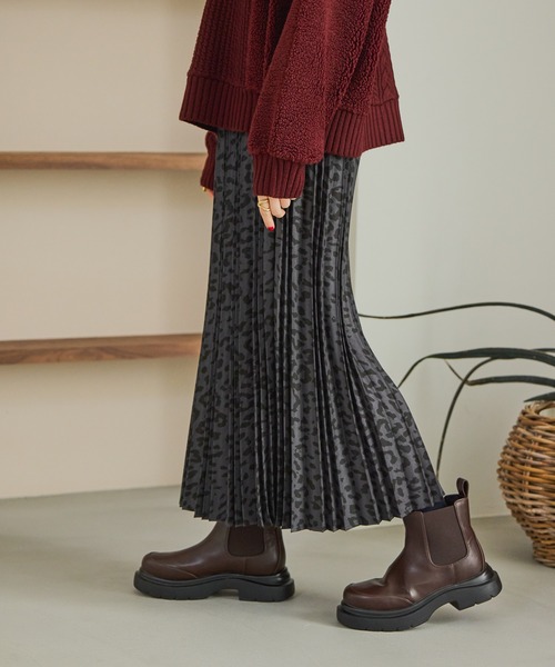 niko and...(ニコアンド)の「スウェードプリーツスカート(スカート・レディース・モカ/ベージュ/スモーク/チャコール・MEDIUM/LARGE)」の8枚目の写真