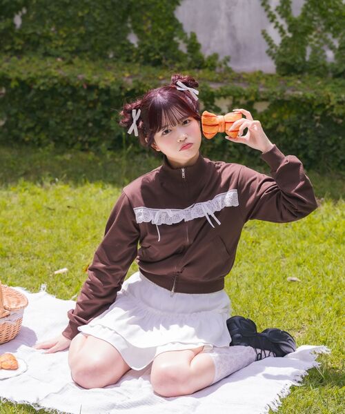 ems excite(エムズエキサイト)の「レース&リボンつきトラックJK(その他アウター・レディース・ダークグレー/ダークブルー/ブラウン・FREE)」の4枚目の写真