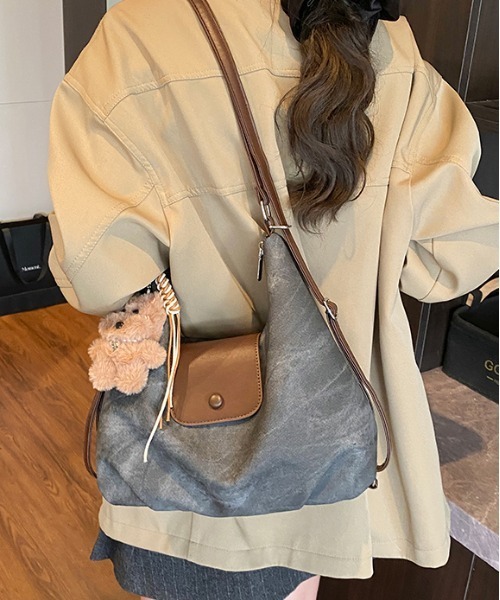 FREE STYLISTS(フリー スタイリスト)の「Y2K チャーム付き大容量バッグ ショルダーバッグ&斜め掛けバッグ デイリー&通勤用/3WAY(ショルダーバッグ・レディース・カーキ/ダークグレー/ブラウン/ブルー・FREE)」の12枚目の写真