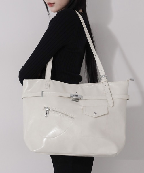 me+em select(ミームセレクト)の「【 2color / A4収納可 】デザインベルトフェイクレザースクエアトートバッグ / design belt fake leather square tote bag(トートバッグ・レディース・ブラック/アイボリー・FREE)」の2枚目の写真