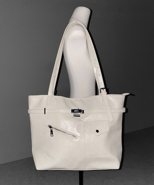 me+em select(ミームセレクト)の「【 2color / A4収納可 】デザインベルトフェイクレザースクエアトートバッグ / design belt fake leather square tote bag(トートバッグ・レディース・ブラック/アイボリー・FREE)」の5枚目の写真