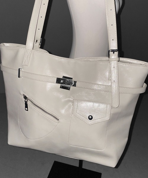 me+em select(ミームセレクト)の「【 2color / A4収納可 】デザインベルトフェイクレザースクエアトートバッグ / design belt fake leather square tote bag(トートバッグ・レディース・ブラック/アイボリー・FREE)」の6枚目の写真