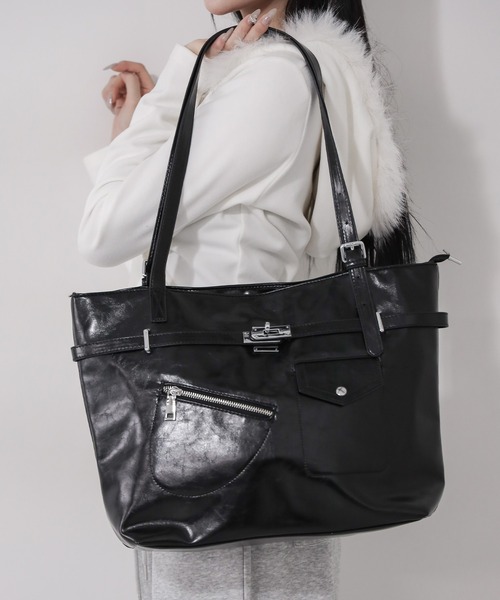 me+em select(ミームセレクト)の「【 2color / A4収納可 】デザインベルトフェイクレザースクエアトートバッグ / design belt fake leather square tote bag(トートバッグ・レディース・ブラック/アイボリー・FREE)」の10枚目の写真
