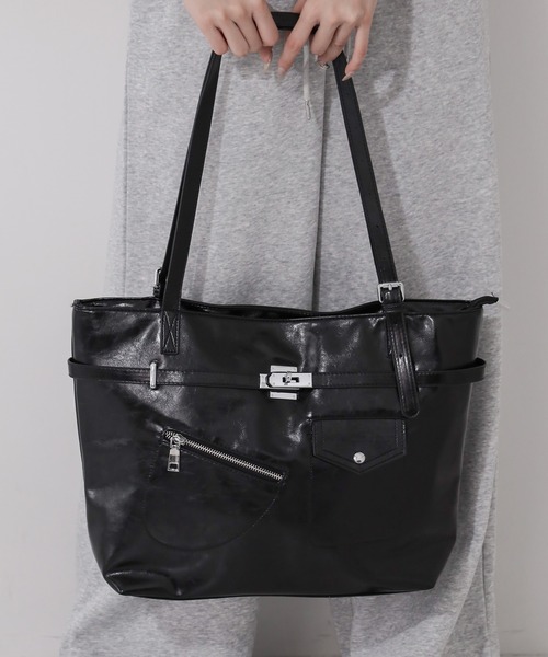 me+em select(ミームセレクト)の「【 2color / A4収納可 】デザインベルトフェイクレザースクエアトートバッグ / design belt fake leather square tote bag(トートバッグ・レディース・ブラック/アイボリー・FREE)」の12枚目の写真