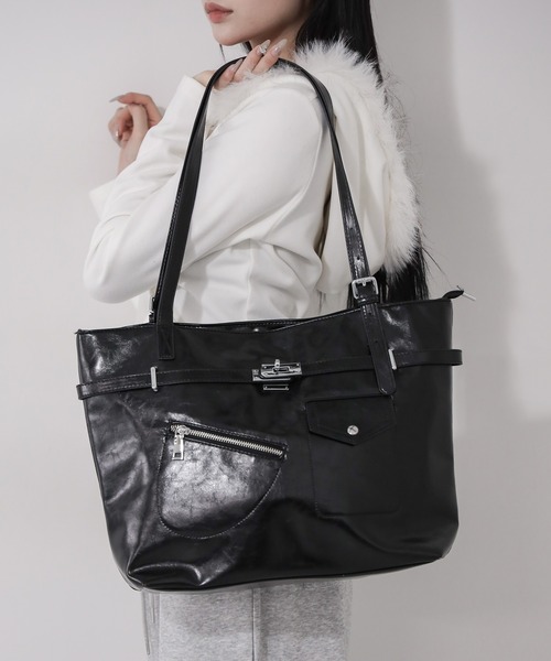 me+em select(ミームセレクト)の「【 2color / A4収納可 】デザインベルトフェイクレザースクエアトートバッグ / design belt fake leather square tote bag(トートバッグ・レディース・ブラック/アイボリー・FREE)」の13枚目の写真