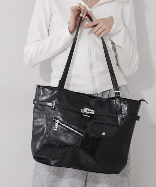 me+em select(ミームセレクト)の「【 2color / A4収納可 】デザインベルトフェイクレザースクエアトートバッグ / design belt fake leather square tote bag(トートバッグ・レディース・ブラック/アイボリー・FREE)」の14枚目の写真