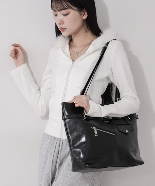 me+em select(ミームセレクト)の「【 2color / A4収納可 】デザインベルトフェイクレザースクエアトートバッグ / design belt fake leather square tote bag(トートバッグ・レディース・ブラック/アイボリー・FREE)」の15枚目の写真