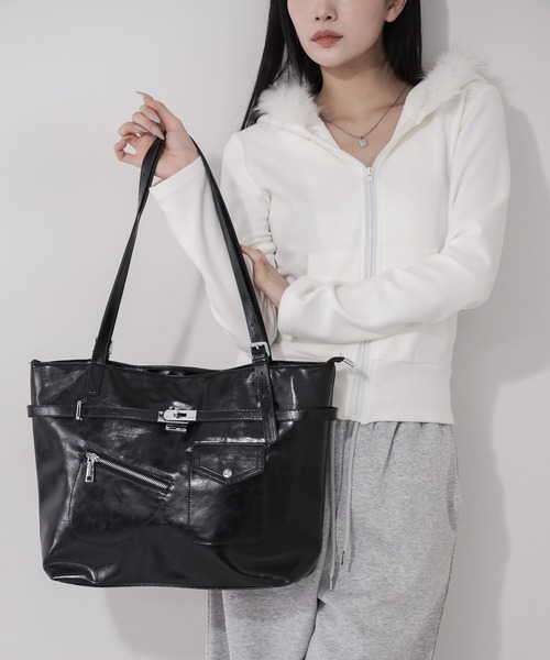 me+em select(ミームセレクト)の「【 2color / A4収納可 】デザインベルトフェイクレザースクエアトートバッグ / design belt fake leather square tote bag(トートバッグ・レディース・ブラック/アイボリー・FREE)」の16枚目の写真