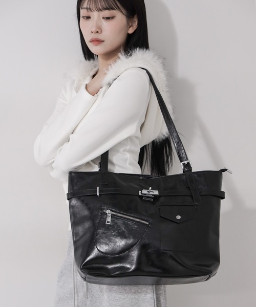 me+em select(ミームセレクト)の「【 2color / A4収納可 】デザインベルトフェイクレザースクエアトートバッグ / design belt fake leather square tote bag(トートバッグ・レディース・ブラック/アイボリー・FREE)」の17枚目の写真