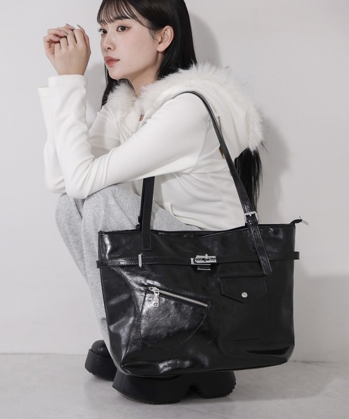 me+em select(ミームセレクト)の「【 2color / A4収納可 】デザインベルトフェイクレザースクエアトートバッグ / design belt fake leather square tote bag(トートバッグ・レディース・ブラック/アイボリー・FREE)」の18枚目の写真