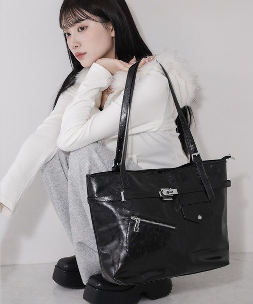 me+em select(ミームセレクト)の「【 2color / A4収納可 】デザインベルトフェイクレザースクエアトートバッグ / design belt fake leather square tote bag(トートバッグ・レディース・ブラック/アイボリー・FREE)」の20枚目の写真