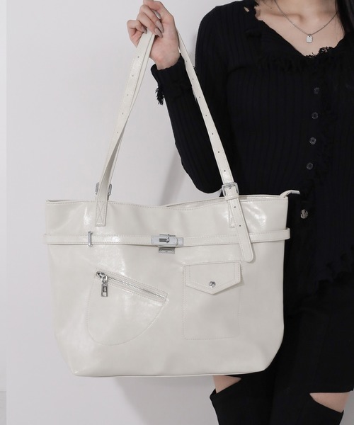 me+em select(ミームセレクト)の「【 2color / A4収納可 】デザインベルトフェイクレザースクエアトートバッグ / design belt fake leather square tote bag(トートバッグ・レディース・ブラック/アイボリー・FREE)」の22枚目の写真