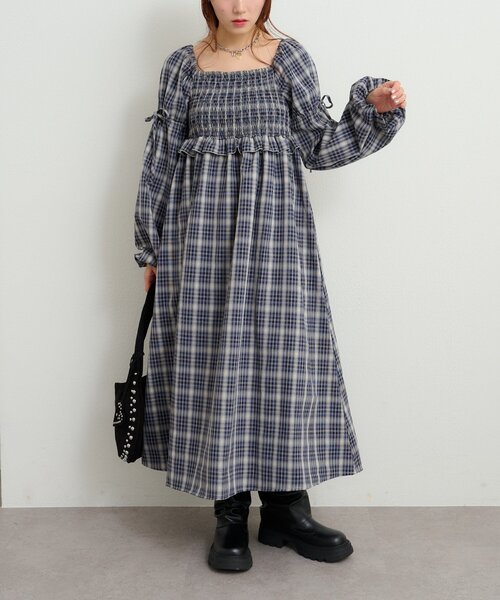 w closet（ダブルクローゼット）の「シャーリングチェックワンピース（ワンピース・レディース・ブルー/レッド・SMALL/MEDIUM）」の3枚目の写真