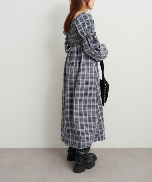 w closet（ダブルクローゼット）の「シャーリングチェックワンピース（ワンピース・レディース・ブルー/レッド・SMALL/MEDIUM）」の4枚目の写真