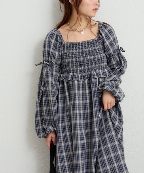 w closet（ダブルクローゼット）の「シャーリングチェックワンピース（ワンピース・レディース・ブルー/レッド・SMALL/MEDIUM）」の8枚目の写真
