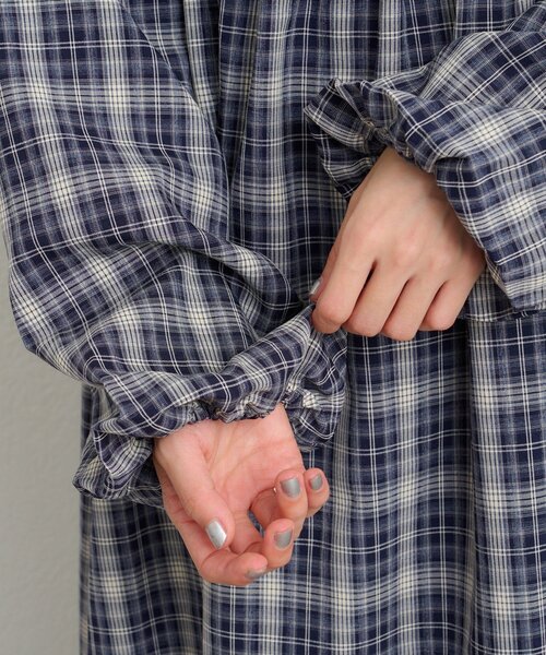 w closet（ダブルクローゼット）の「シャーリングチェックワンピース（ワンピース・レディース・ブルー/レッド・SMALL/MEDIUM）」の11枚目の写真
