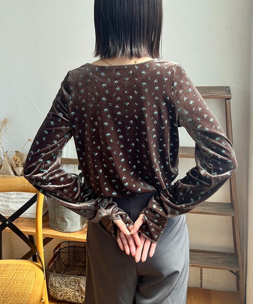 STYLEBLOCK(スタイルブロック)の「フラワーベロア指開きトップス(Tシャツ/カットソー・レディース・ブラウン系その他/ブラウン×イエロー/ブラック×イエロー/ブラック×ブルー・FREE)」の10枚目の写真