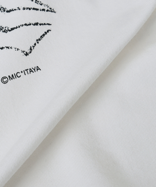 EDIFICE(エディフィス)の「Mic Itaya(ミック・イタヤ) 別注 アート プリント ロング Tシャツ(Tシャツ/カットソー・メンズ・ホワイト/カーキ/ブラック/ベージュ・LARGE/MEDIUM)」の5枚目の写真