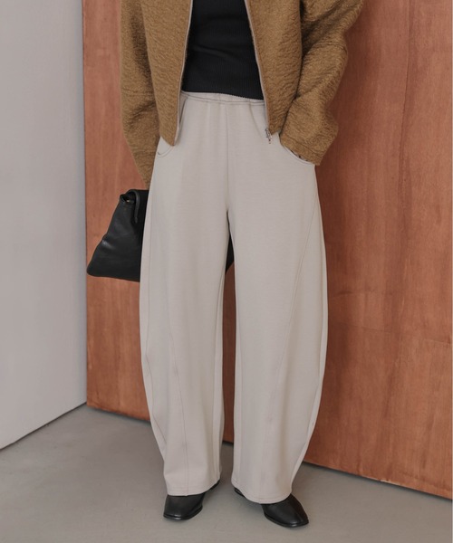 AMELY(エミリー)の「裏起毛 パネルライン フリース カーブパンツ(スウェットパンツ・レディース・カーキ/ブラック/グレー/ベージュ/モカ・フリー)」の4枚目の写真