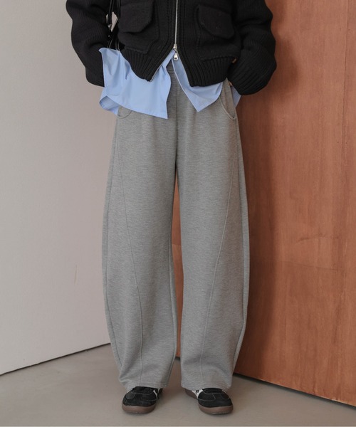 AMELY(エミリー)の「裏起毛 パネルライン フリース カーブパンツ(スウェットパンツ・レディース・カーキ/ブラック/グレー/ベージュ/モカ・フリー)」の3枚目の写真