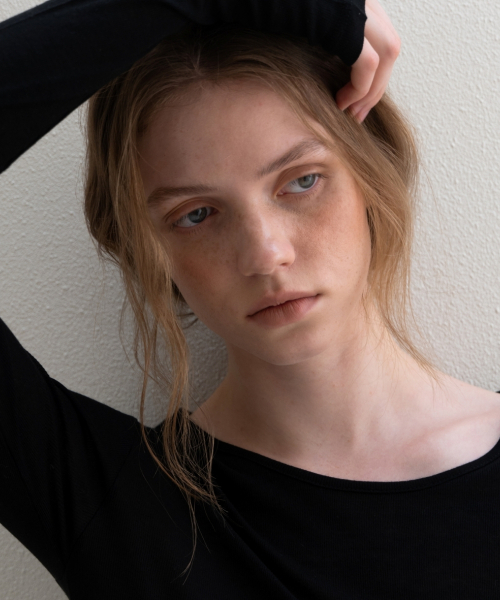 UNNOUT(アナウト)の「SOFT WOOL JERSEY T-SHIRT BLACK(Tシャツ/カットソー・レディース・その他・FREE)」の2枚目の写真