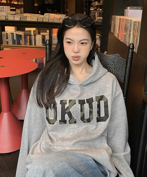 shopnikoniko(ショップニコニコ)の「カモフラビッグロゴ オーバーサイズ フーディーパーカー(パーカー・レディース・カモフラージュ・フリー)」の4枚目の写真
