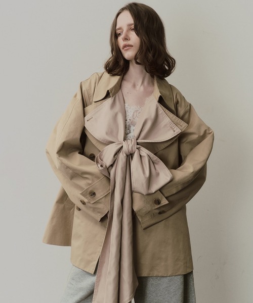 LA BELLE ETUDE（ラベルエチュード）の「カーブスリーブボウタイリボンショートトレンチ（トレンチコート・レディース・ベージュ/ブラック/ライトベージュ・FREE）」の15枚目の写真
