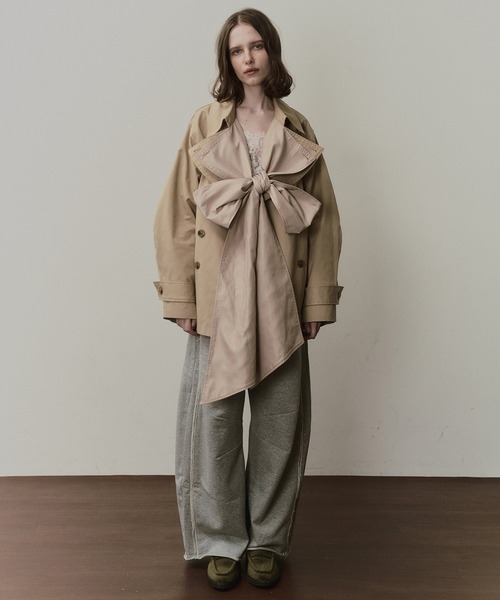 LA BELLE ETUDE（ラベルエチュード）の「カーブスリーブボウタイリボンショートトレンチ（トレンチコート・レディース・ベージュ/ブラック/ライトベージュ・FREE）」の4枚目の写真