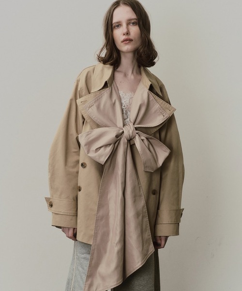 LA BELLE ETUDE（ラベルエチュード）の「カーブスリーブボウタイリボンショートトレンチ（トレンチコート・レディース・ベージュ/ブラック/ライトベージュ・FREE）」の17枚目の写真