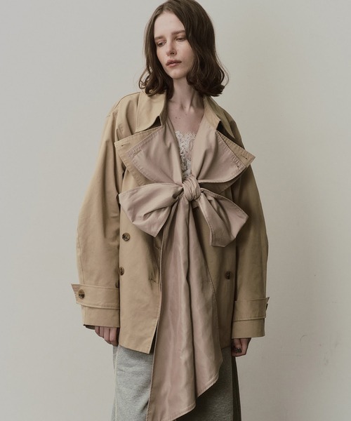 LA BELLE ETUDE（ラベルエチュード）の「カーブスリーブボウタイリボンショートトレンチ（トレンチコート・レディース・ベージュ/ブラック/ライトベージュ・FREE）」の18枚目の写真