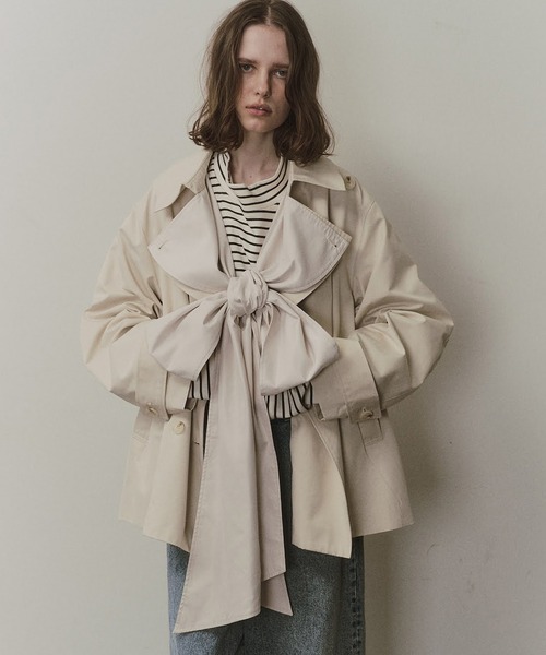 LA BELLE ETUDE（ラベルエチュード）の「カーブスリーブボウタイリボンショートトレンチ（トレンチコート・レディース・ベージュ/ブラック/ライトベージュ・FREE）」の21枚目の写真