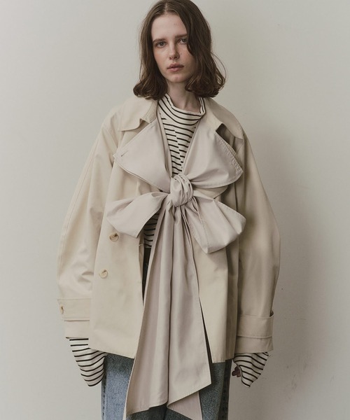 LA BELLE ETUDE（ラベルエチュード）の「カーブスリーブボウタイリボンショートトレンチ（トレンチコート・レディース・ベージュ/ブラック/ライトベージュ・FREE）」の22枚目の写真