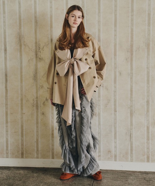 LA BELLE ETUDE（ラベルエチュード）の「カーブスリーブボウタイリボンショートトレンチ（トレンチコート・レディース・ベージュ/ブラック/ライトベージュ・FREE）」の10枚目の写真