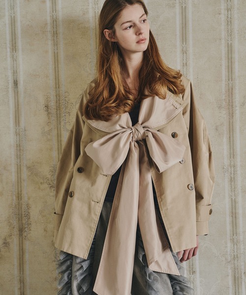 LA BELLE ETUDE（ラベルエチュード）の「カーブスリーブボウタイリボンショートトレンチ（トレンチコート・レディース・ベージュ/ブラック/ライトベージュ・FREE）」の8枚目の写真