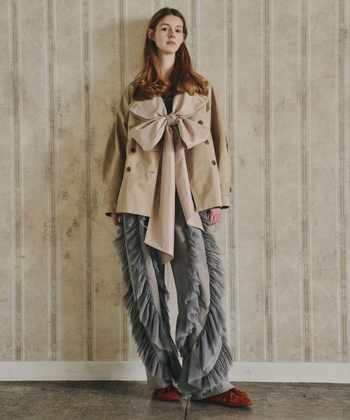 LA BELLE ETUDE（ラベルエチュード）の「カーブスリーブボウタイリボンショートトレンチ（トレンチコート・レディース・ベージュ/ブラック/ライトベージュ・FREE）」の13枚目の写真