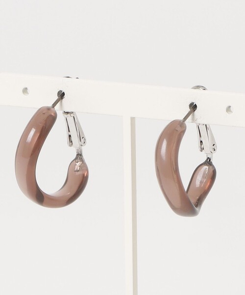 fredy emue（フレディエミュ）の「カラー樹脂うねりフープピアス（ピアス（両耳用）・レディース・チャコールグレー/ブラウン系その他/ミント・FREE）」の2枚目の写真