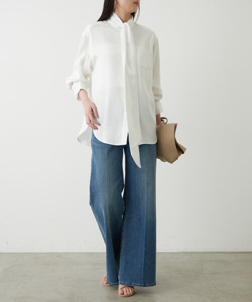 LOUNGEDRESS（ラウンジドレス）の「ライトデニムボウタイブラウス（シャツ/ブラウス・レディース・ブルー/オフホワイト・FREE）」の4枚目の写真
