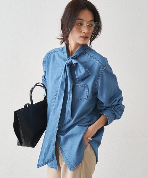 LOUNGEDRESS（ラウンジドレス）の「ライトデニムボウタイブラウス（シャツ/ブラウス・レディース・ブルー/オフホワイト・FREE）」の3枚目の写真