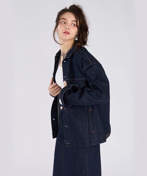 To b. by agnes b.（トゥービーバイアニエスベー）の「To b. by agnes b. x RED CARD TOKYO オーバーサイズデニムジャケット（デニムジャケット・レディース・ネイビー・MEDIUM/SMALL）」の4枚目の写真