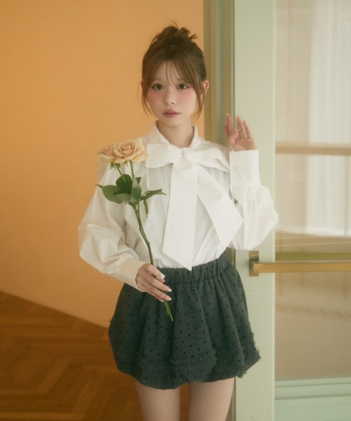 TITTY&CO.(ティティーアンドコー)の「リボンタイブラウス(シャツ/ブラウス・レディース・ブルー/ホワイト・FREE)」の1枚目の写真