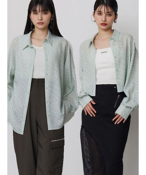 MURUA（ムルーア）の「マットシアーシャツ（シャツ/ブラウス・レディース・その他/ブラック/ホワイト/その他2/ブルー・2/1）」の4枚目の写真