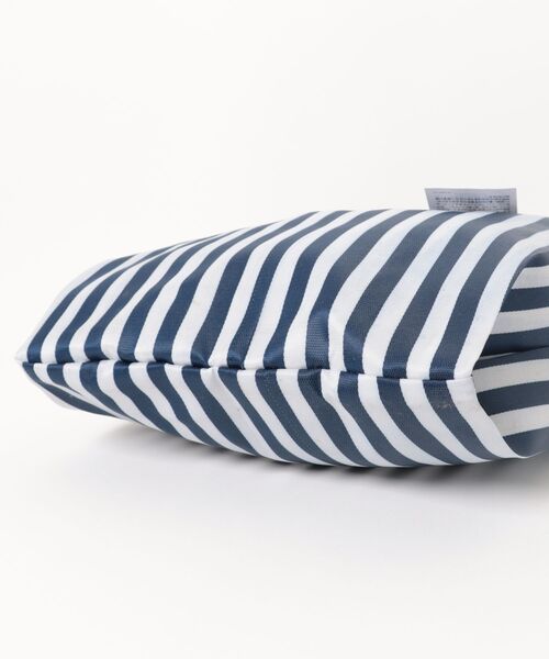 PUEBCO（プエブコ）の「SCHOOL TIE FABRIC SMALL BAG / Navy BluexWhite（エコバッグ/サブバッグ・メンズ・ネイビー×ホワイト・ONE SIZE）」の3枚目の写真