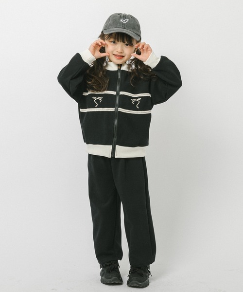 URBAN CHERRY（アーバンチェリー）の「【2点セット】バイカラーフロントリボンデザインジップトップス＋ストレートパンツ（パーカー・キッズ・ブラック/グレー・150cm/140cm/130cm/120cm/110cm）」の2枚目の写真