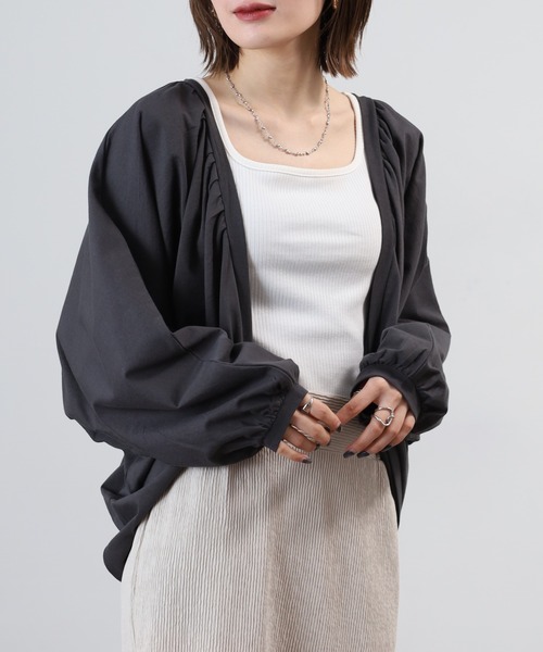 atONE(アットワン)の「ドルマンボレロカットカーディガン 長袖(カーディガン/ボレロ・レディース・チャコールグレー/ブラック・LL~3L)」の1枚目の写真