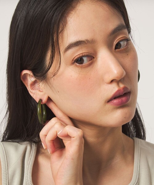 green label relaxing(グリーンレーベルリラクシング)の「フープ イヤリング(イヤリング・レディース・シルバー/ダークグリーン/ダークブラウン・FREE)」の8枚目の写真