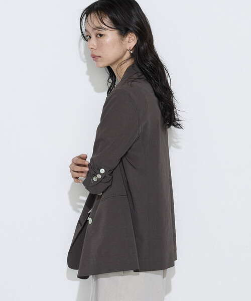 K.T KIYOKO TAKASE(キヨコタカセ)の「リネン/トリアセテートストレッチ ダブルブレストジャケット(テーラードジャケット・レディース・ブラウン/キナリ/チャコール・7号/9号/11号)」の13枚目の写真